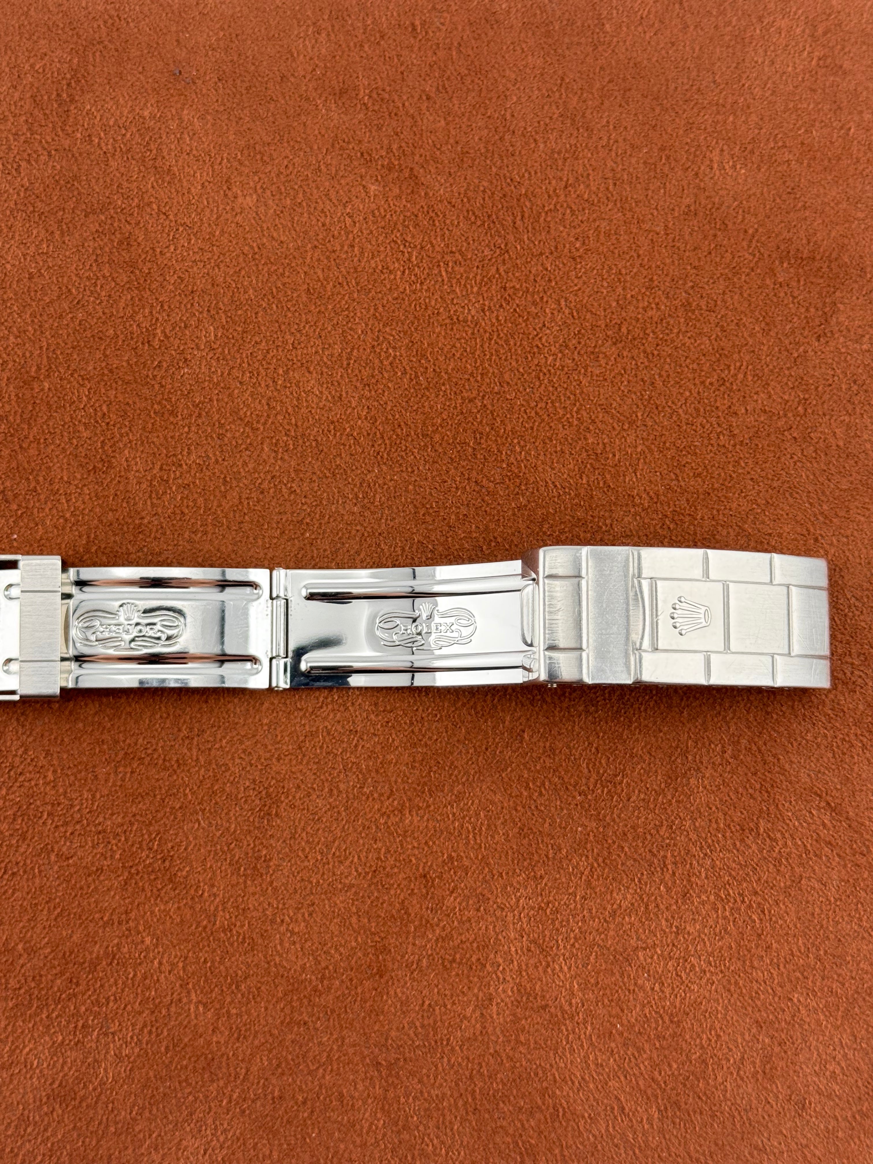 Rolex Submariner Date Ref. 16610LV “Kermit” – serie F, juego completo, 2004