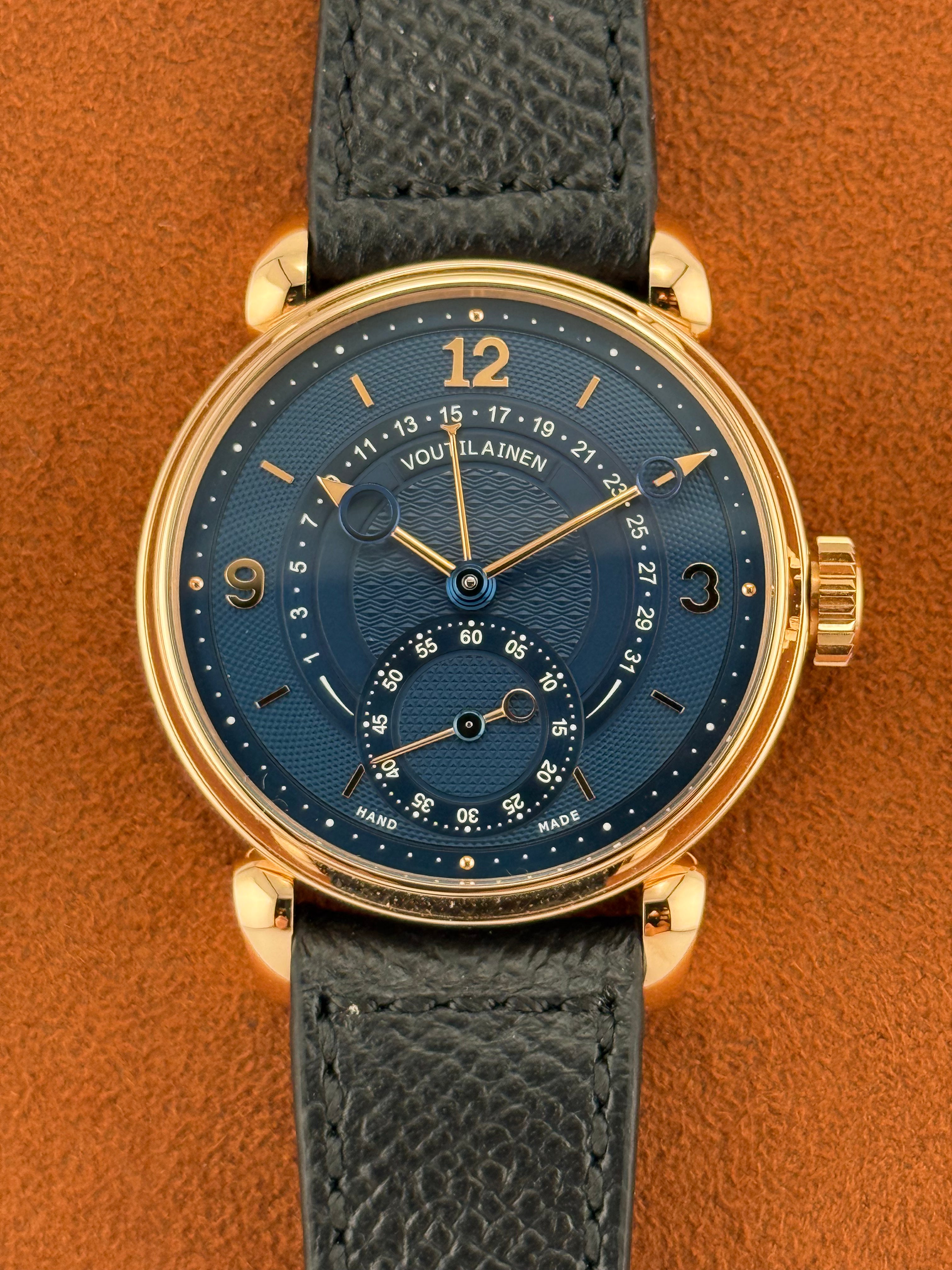Voutilainen Retrograde Date Ref. 217QRS – oro rosa, esfera azul guilloché, edición limitada de 10 unidades