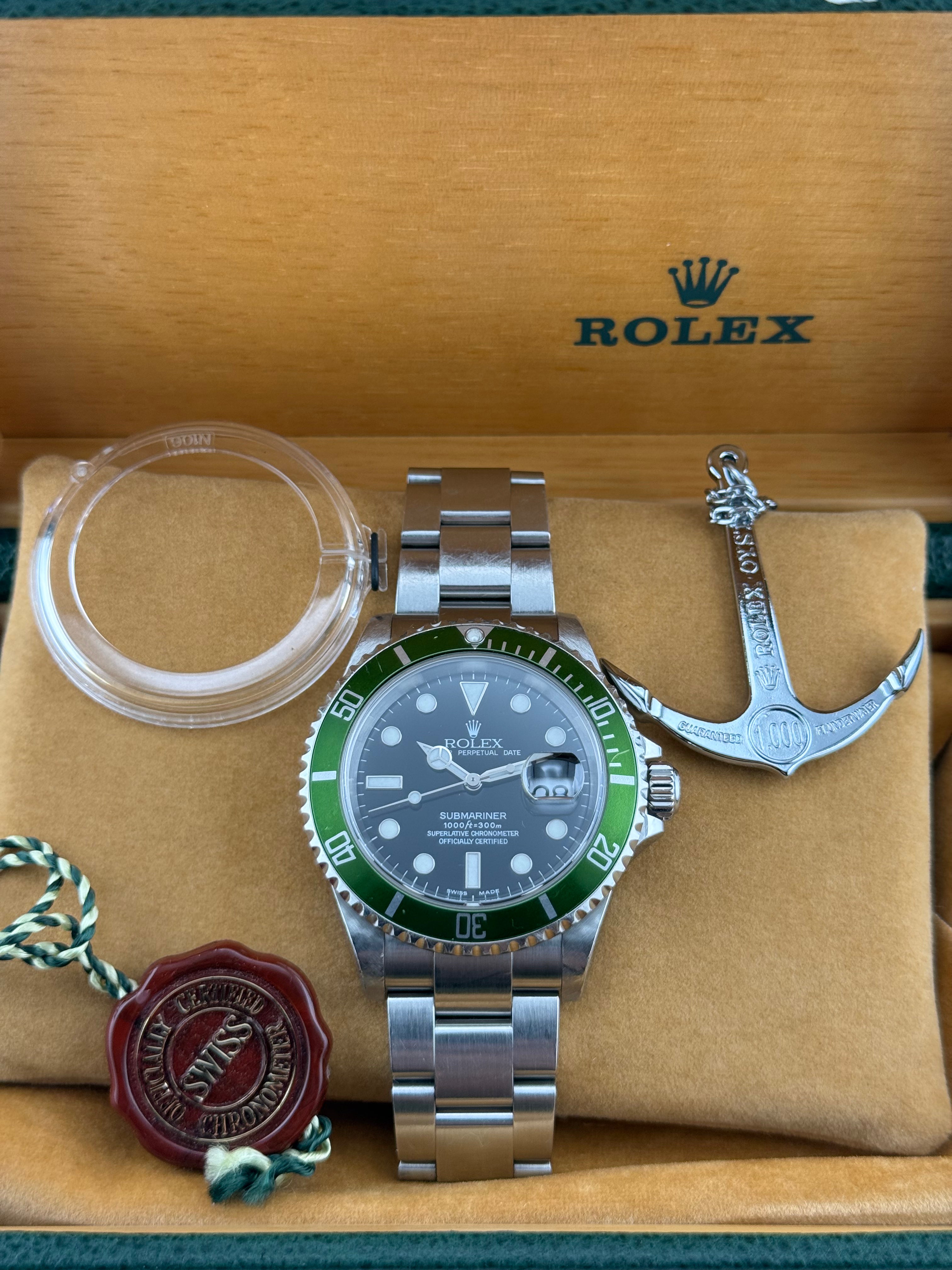 Rolex Submariner Date Ref. 16610LV “Kermit” – serie F, juego completo, 2004