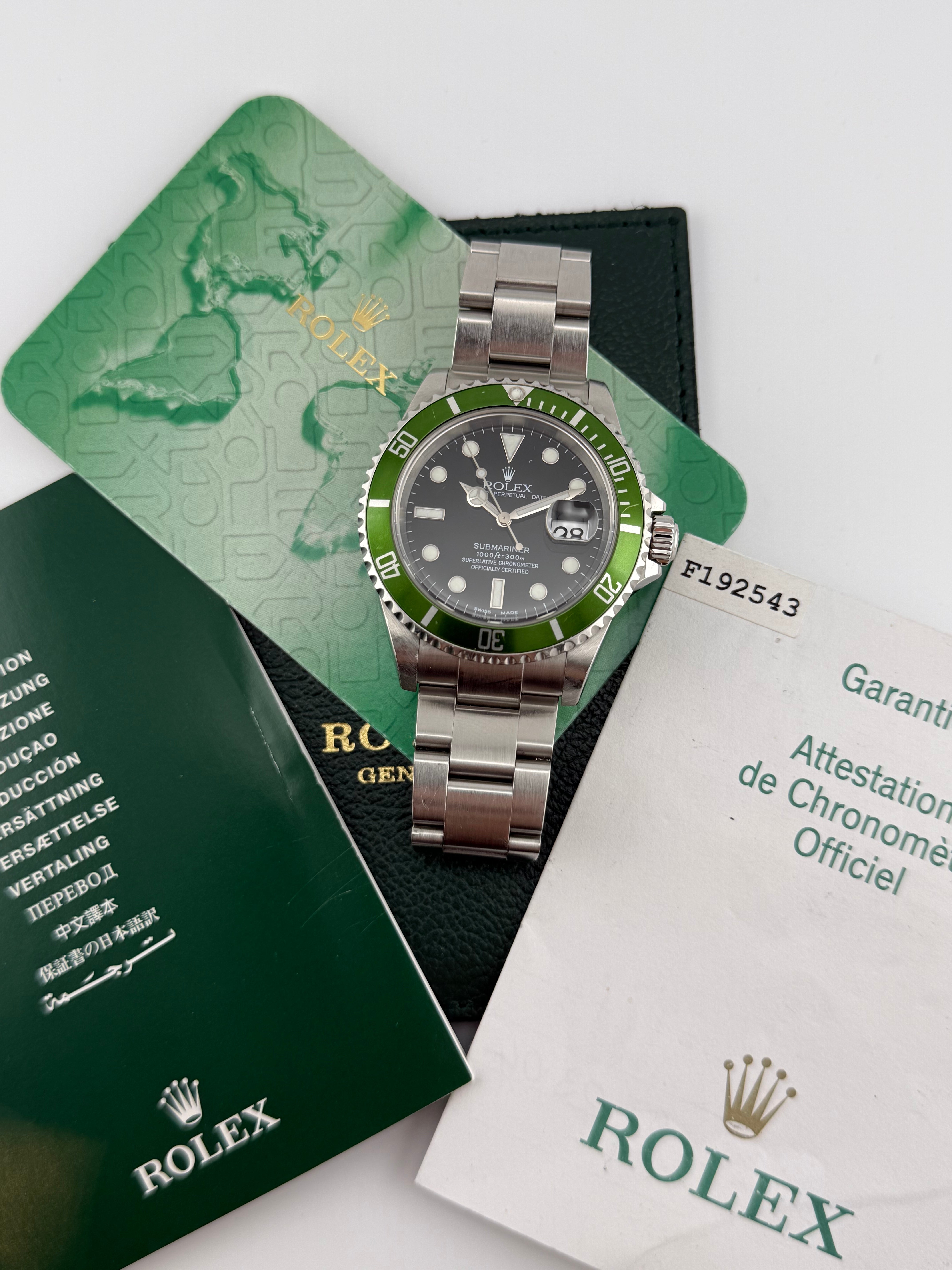 Rolex Submariner Date Ref. 16610LV “Kermit” – serie F, juego completo, 2004