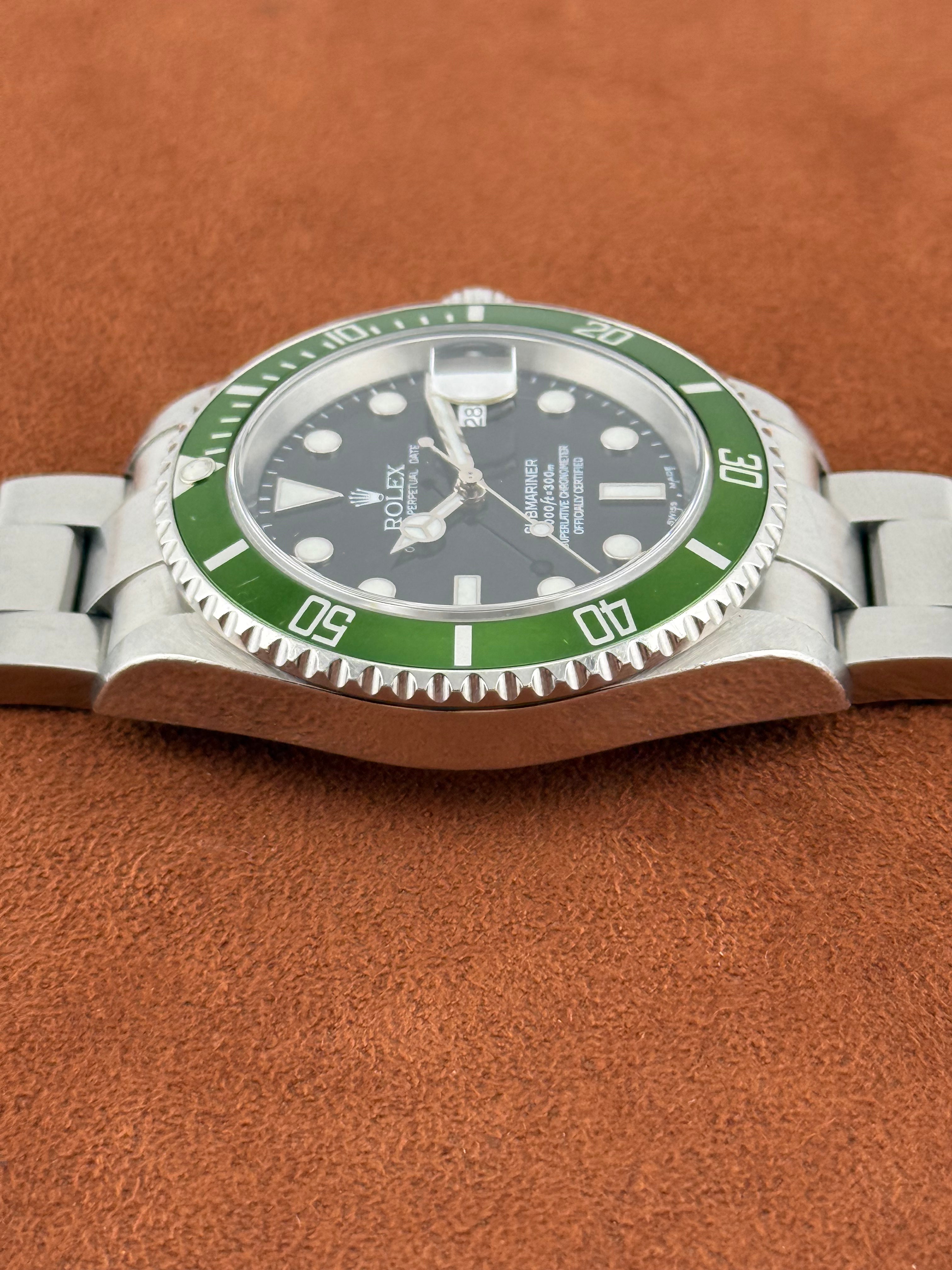 Rolex Submariner Date Ref. 16610LV “Kermit” – serie F, juego completo, 2004