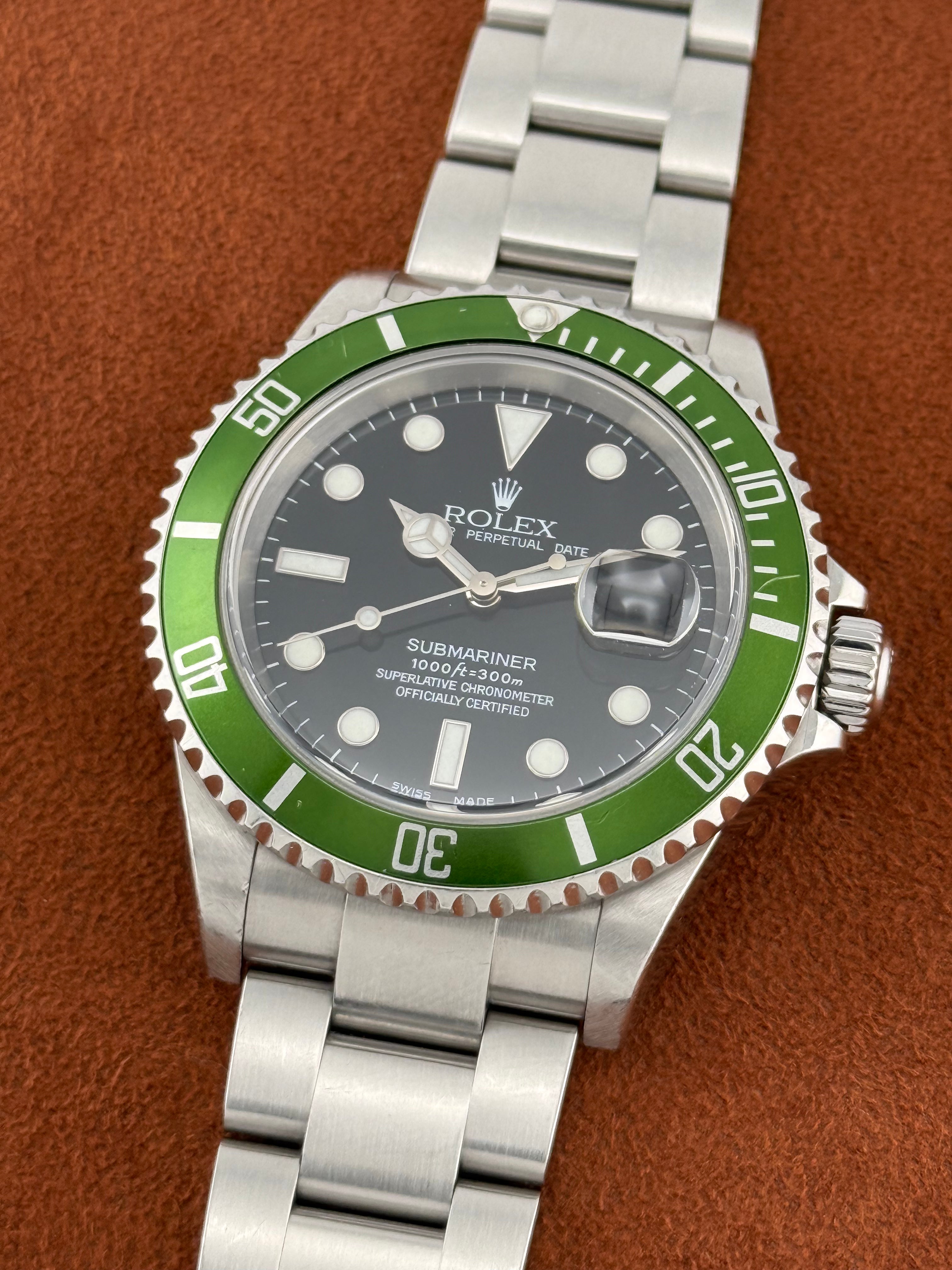 Rolex Submariner Date Ref. 16610LV “Kermit” – serie F, juego completo, 2004
