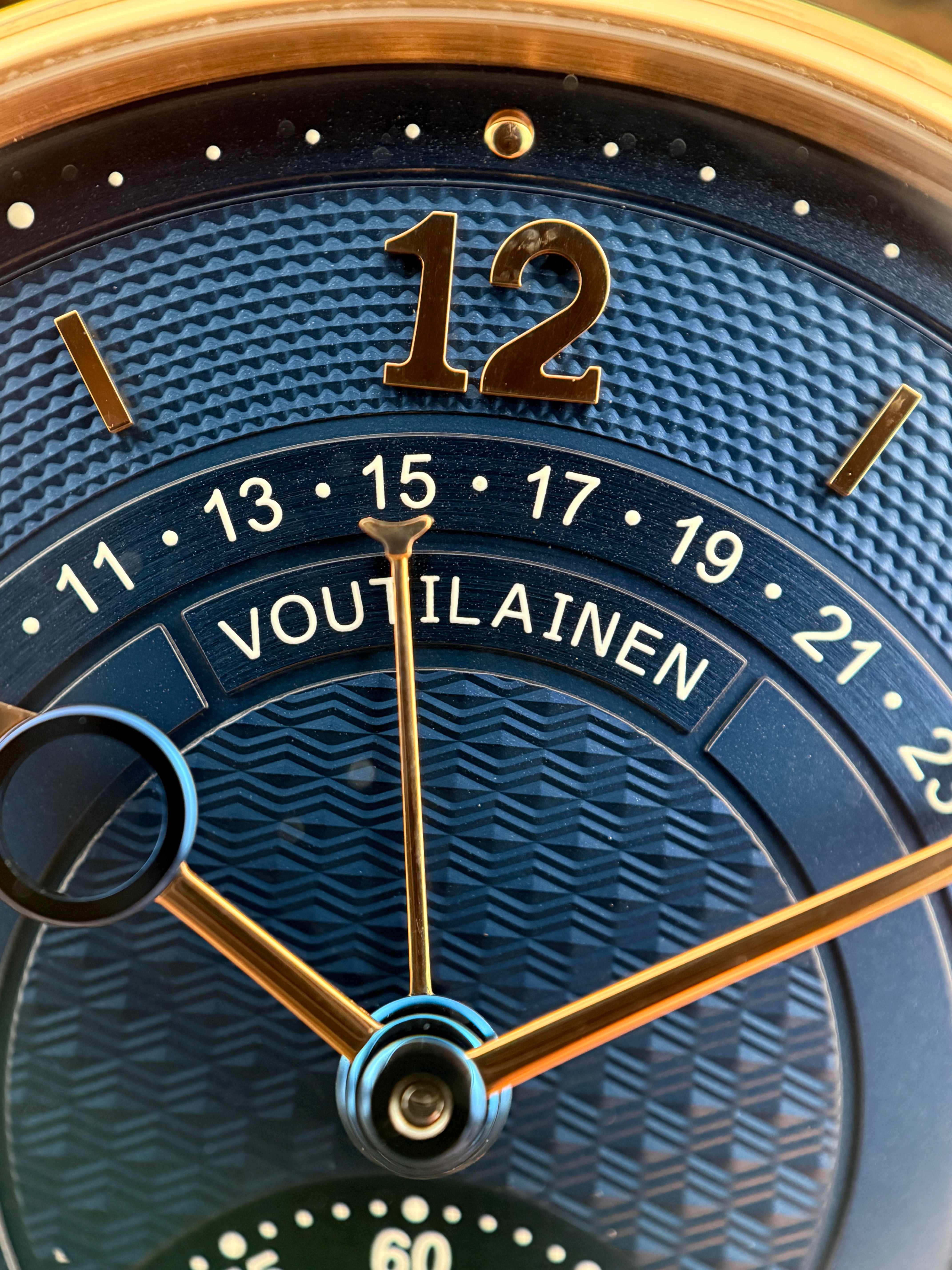Voutilainen Retrograde Date Ref. 217QRS – oro rosa, esfera azul guilloché, edición limitada de 10 unidades